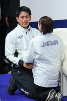 フィギュアスケートペアで金メダルが確定し、涙を流す木原龍一。右は三浦璃来