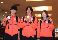メダルを手に帰国した（左から）山田琉聖、戸塚優斗、小野光希（撮影・佐々木彰尚）