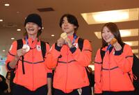 メダルを手に帰国した（左から）山田琉聖、戸塚優斗、小野光希（撮影・佐々木彰尚）