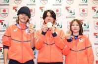 メダルを手にする（左から）山田琉聖、戸塚優斗、小野光希（撮影・佐々木彰尚）