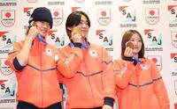 メダルを手にする（左から）山田琉聖、戸塚優斗、小野光希（撮影・佐々木彰尚）