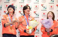 花束をもらえなかった山田琉聖（左）と笑顔の戸塚優斗（中央）、小野光希（撮影・佐々木彰尚）