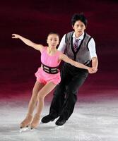 観客を魅了する木原龍一、高橋成美ペア＝１５年１月