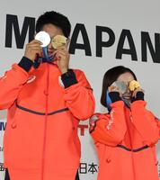 ペアフリーから一夜明け、金メダルを手におどける三浦璃来（右）、木原龍一組＝ミラノ