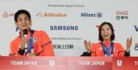 ペアフリーから一夜明け、記者会見する三浦璃来（右）、木原龍一組＝ミラノ
