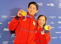 金メダルを手に笑顔の木原龍一（左）と三浦璃来