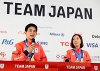 メダルを胸に記者会見する三浦璃来（右）、木原龍一組＝17日、イタリア・ミラノ（共同）