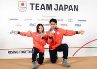 記者会見を終え、メダルを手にポーズをとる三浦璃来（左）、木原龍一組＝17日、イタリア・ミラノ（共同）