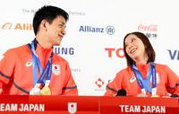 メダルを胸に記者会見する三浦璃来（右）、木原龍一組＝17日、イタリア・ミラノ（共同）