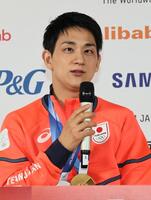 ペアフリーから一夜明け、記者会見で話す木原龍一＝ミラノ