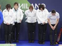 シートに向かって礼をするカーリング日本代表＝コルティナ・カーリング・オリンピック・スタジアム（撮影・吉澤敬太）