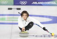 ストーンを投じる吉村紗也香＝コルティナ・カーリング・オリンピック・スタジアム（撮影・吉澤敬太）