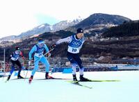 男子個人ラージヒル　後半距離で力走する渡部暁斗（右）＝テーゼロ（共同）