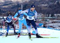 男子個人ラージヒル　後半距離で力走する渡部暁斗（右）＝テーゼロ（共同）