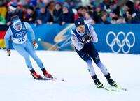 男子個人ラージヒル　後半距離で力走する渡部暁斗（右）＝テーゼロ（共同）