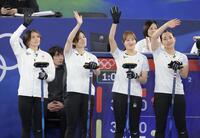 手を振る吉村紗也香（左）ら日本代表＝コルティナ・カーリング・オリンピック・スタジアム（撮影・吉澤敬太）