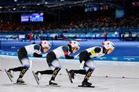 女子団体追い抜き準決勝　滑走する（右から）高木美帆、佐藤綾乃、堀川綾乃＝ミラノ（共同）