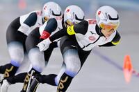 女子団体追い抜き準決勝　滑走する高木美帆（右）ら日本＝ミラノ（共同）