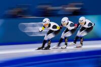 女子団体追い抜き準決勝　滑走する（左から）高木美帆、佐藤綾乃、堀川綾乃＝ミラノ（共同）