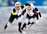 女子団体追い抜き準決勝　スタートする高木美帆（左）ら日本＝ミラノ（共同）