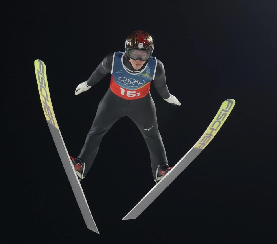 飛躍する二階堂蓮＝プレダッツォ・ジャンプ競技場（撮影・吉澤敬太）