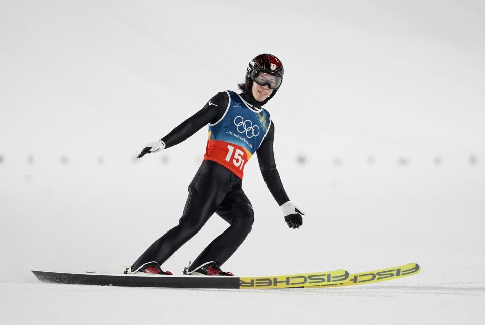 男子スーパー団体　１回目の飛躍で着地した二階堂蓮＝プレダッツォ（共同）