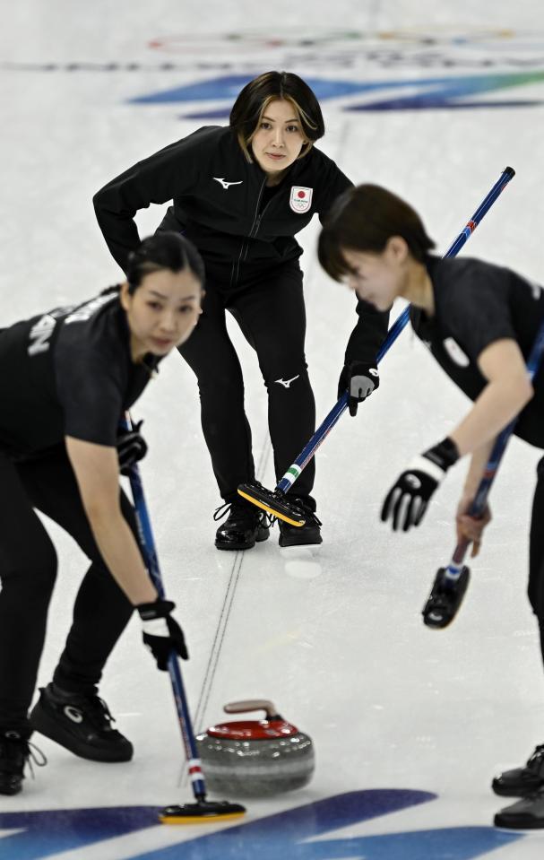 日本－カナダ　第１エンド、ショットの行方を見る吉村（奥）＝コルティナダンペッツォ（共同）