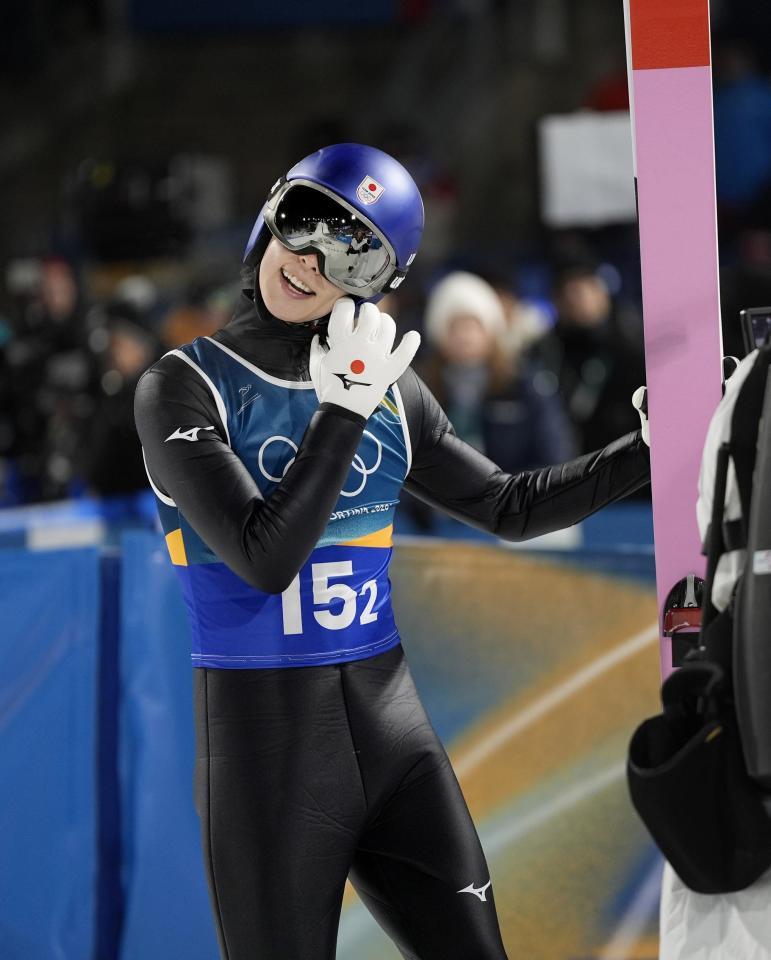 男子スーパー団体　１回目の飛躍を終え、得点を待つ小林陵侑＝プレダッツォ（共同）