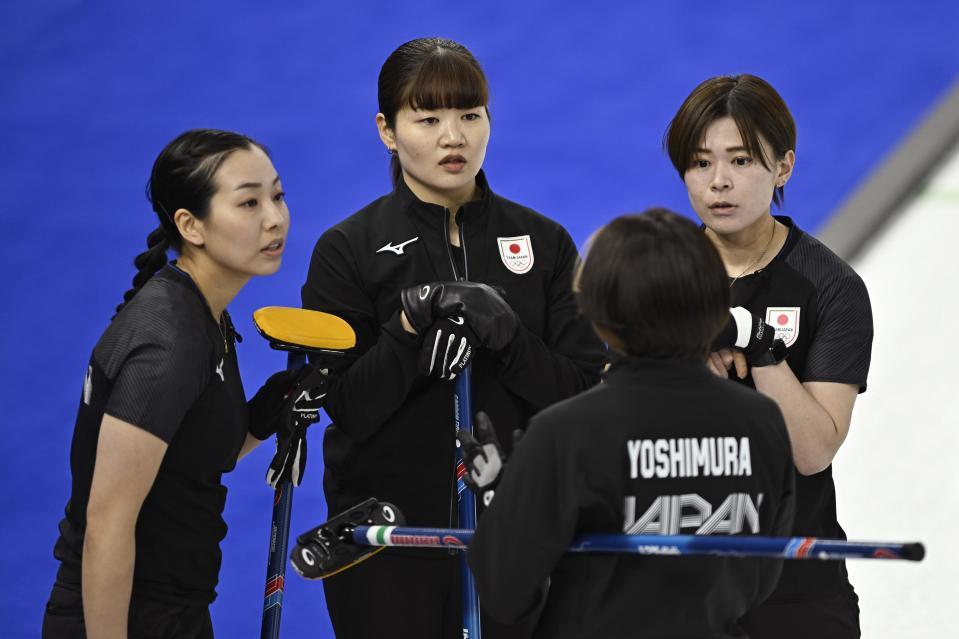 日本－カナダ　第１エンドを終え、言葉を交わす（左から）近江谷、小谷、小野寺。手前は吉村＝コルティナダンペッツォ（共同）