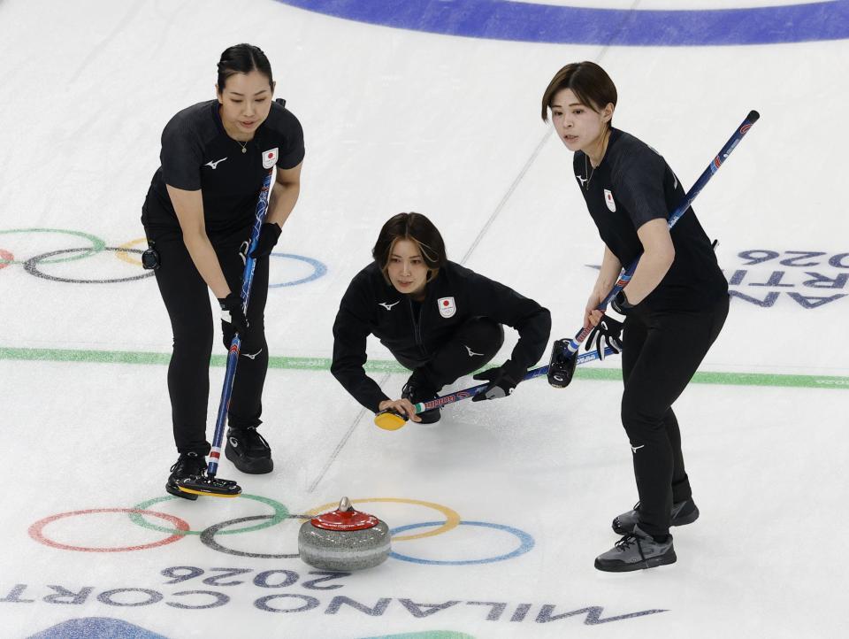 日本－カナダ　第１エンド、ショットの行方を見る吉村。左は近江谷、右は小野寺＝コルティナダンペッツォ（共同）