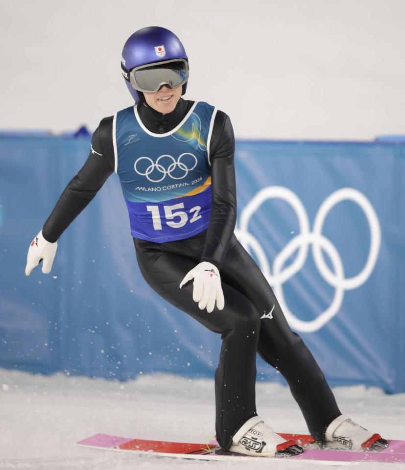 飛躍を終えた小林陵侑＝プレダッツォ・ジャンプ競技場（撮影・吉澤敬太）