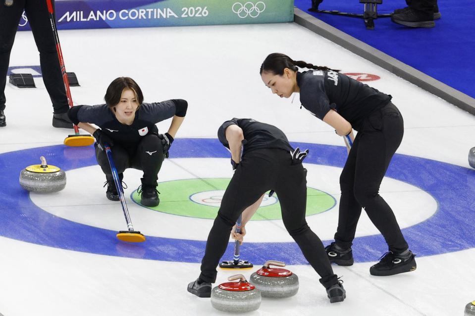 日本－カナダ　第３エンド、指示を出す吉村（左）＝コルティナダンペッツォ（共同）