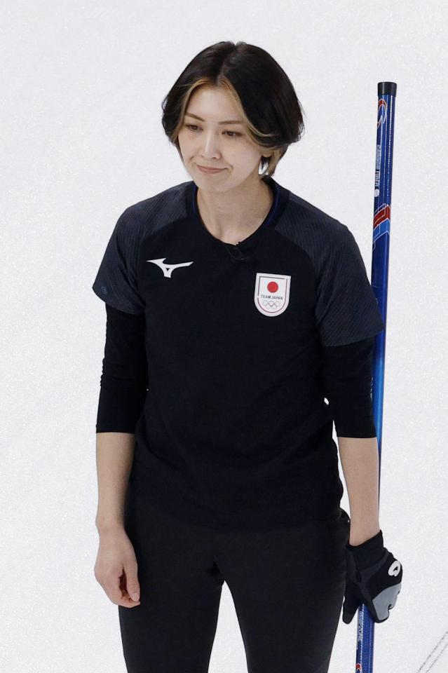 日本－カナダ　第３エンドで３点を奪われ、厳しい表情の吉村＝コルティナダンペッツォ（共同）