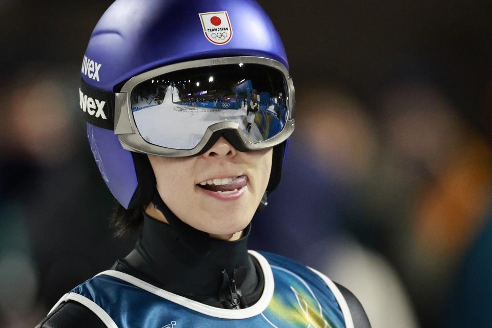 男子スーパー団体　２回目の飛躍を終え、舌を出す小林陵侑＝プレダッツォ（共同）