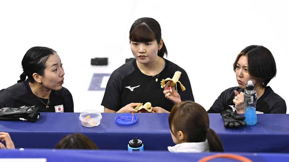 日本－カナダ　ハーフタイムに休憩する（左から）近江谷、小谷、吉村＝コルティナダンペッツォ（共同）