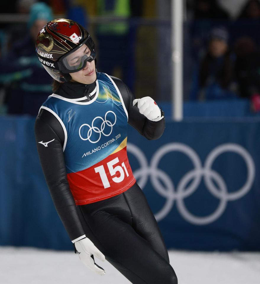 男子スーパー団体　３回目の飛躍を終え、ガッツポーズする二階堂蓮＝プレダッツォ（共同）