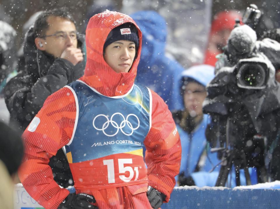 無念そうにモニターを見つめる二階堂蓮＝プレダッツォ・ジャンプ競技場（撮影・吉澤敬太）