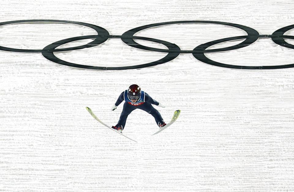 男子スーパー団体　二階堂蓮の３回目の飛躍＝プレダッツォ（共同）