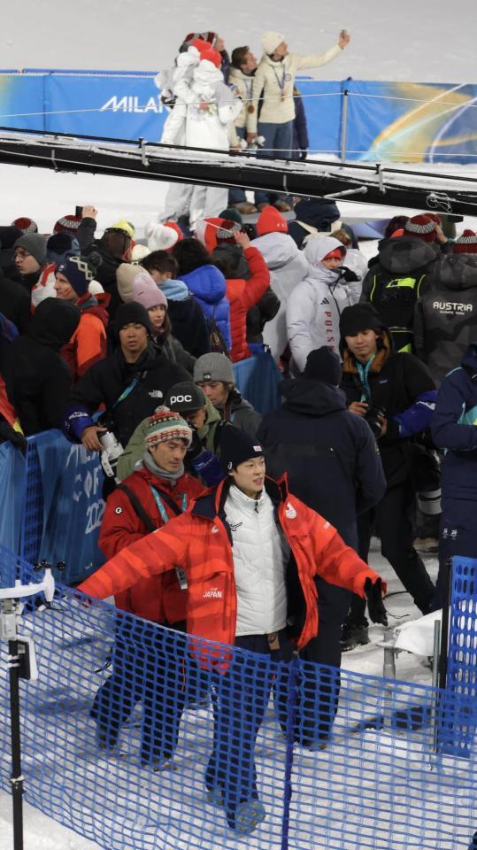 最後の飛躍をせず打ち切りとなり、表彰式を背にジャンプ台から戻ってきた小林陵侑＝プレダッツォ・ジャンプ競技場（撮影・吉澤敬太）