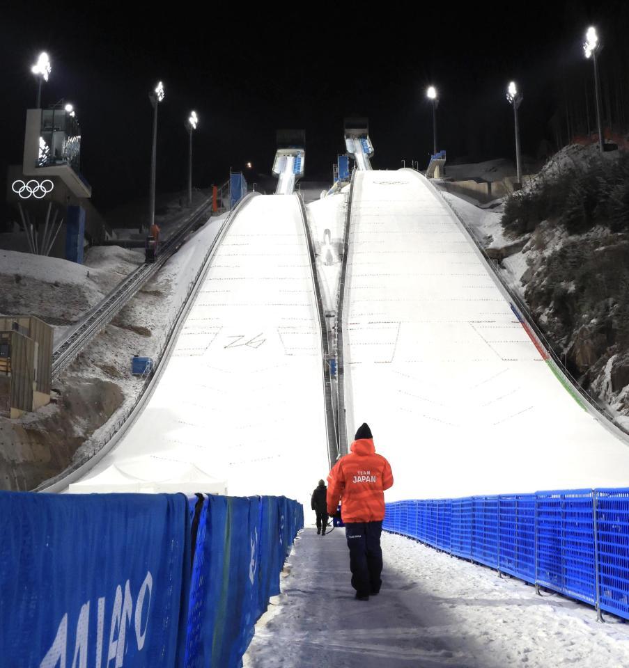 誰もいなくなったジャンプから引き揚げる小林陵侑＝プレダッツォ・ジャンプ競技場（撮影・吉澤敬太）