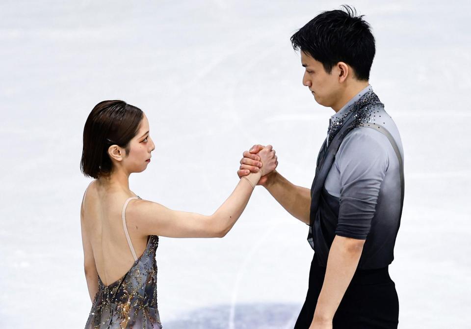 ペア・フリーの演技直前、手を握る三浦璃来（左）、木原龍一組＝ミラノ（共同）