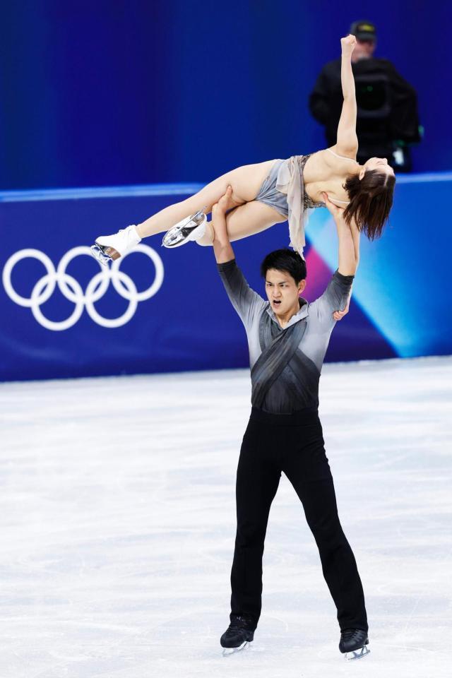 ペア・フリー　フィニッシュのポーズを決める三浦璃来（上）、木原龍一組＝ミラノ（共同）