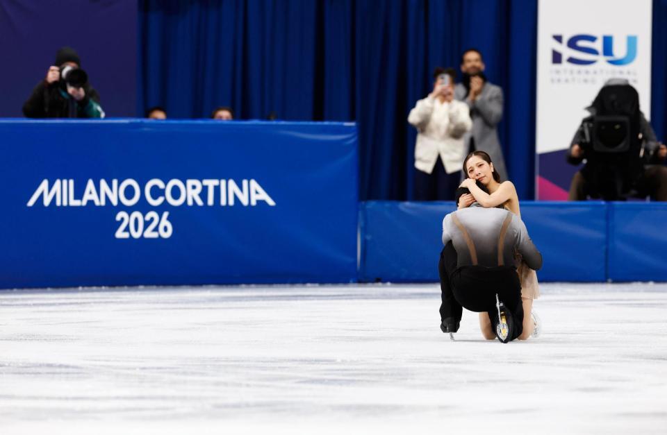 ペア・フリーの演技を終え、木原龍一（手前）を抱きしめる三浦璃来（共同）