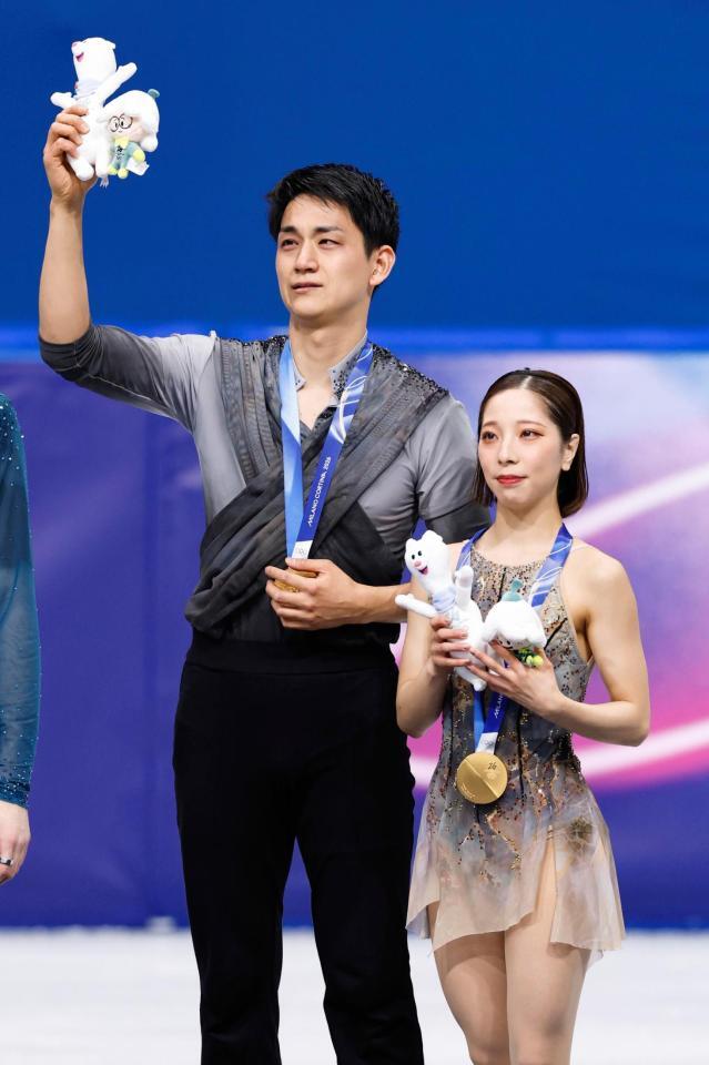 ペアで金メダルを獲得した三浦璃来（右）、木原龍一組（共同）