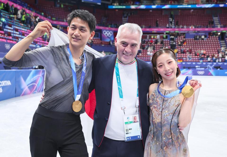 フィギュアスケートペアで金メダルを獲得し、ブルーノ・マルコットコーチ（中央）と記念撮影する三浦璃来（右）、木原龍一組