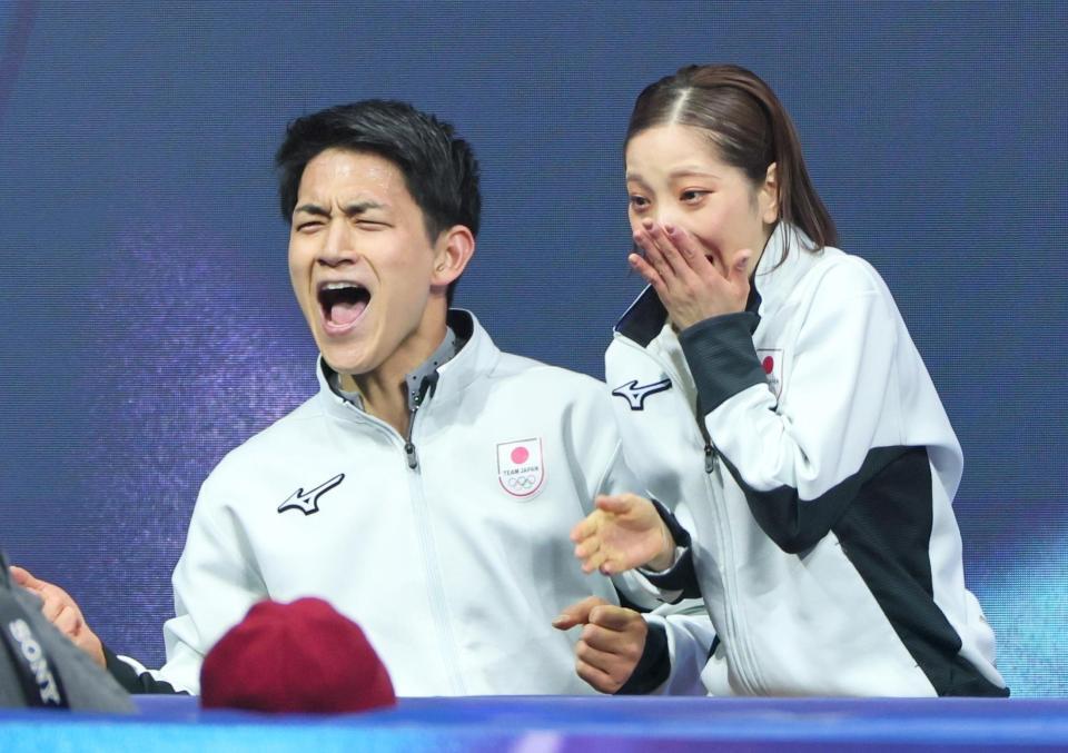 ペアフリーの演技を終え、得点を確認して喜ぶ三浦璃来（右）、木原龍一組