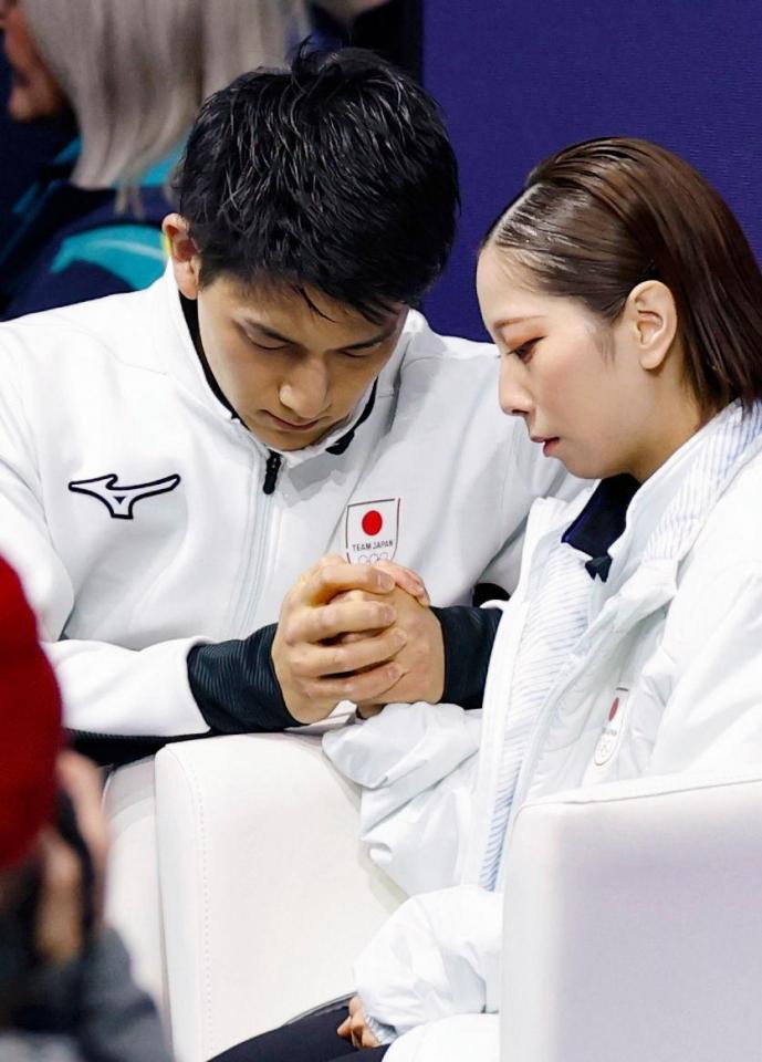 ペア・フリーで最終組の得点を待つ三浦璃来（右）、木原龍一組（共同）