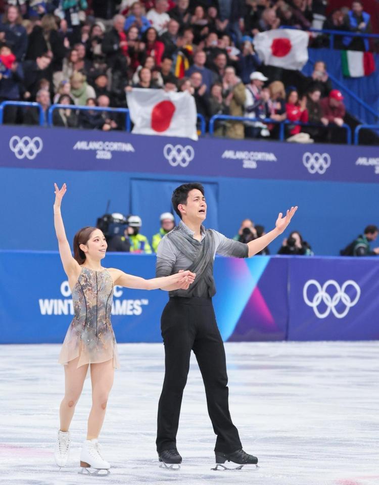 ペアフリーの演技を終え、観客席にあいさつする三浦璃来（左）、木原龍一組