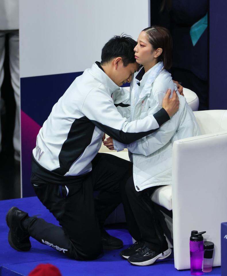 フィギュアスケートペアで金メダルが確定し、木原龍一（左）と抱き合う三浦璃来