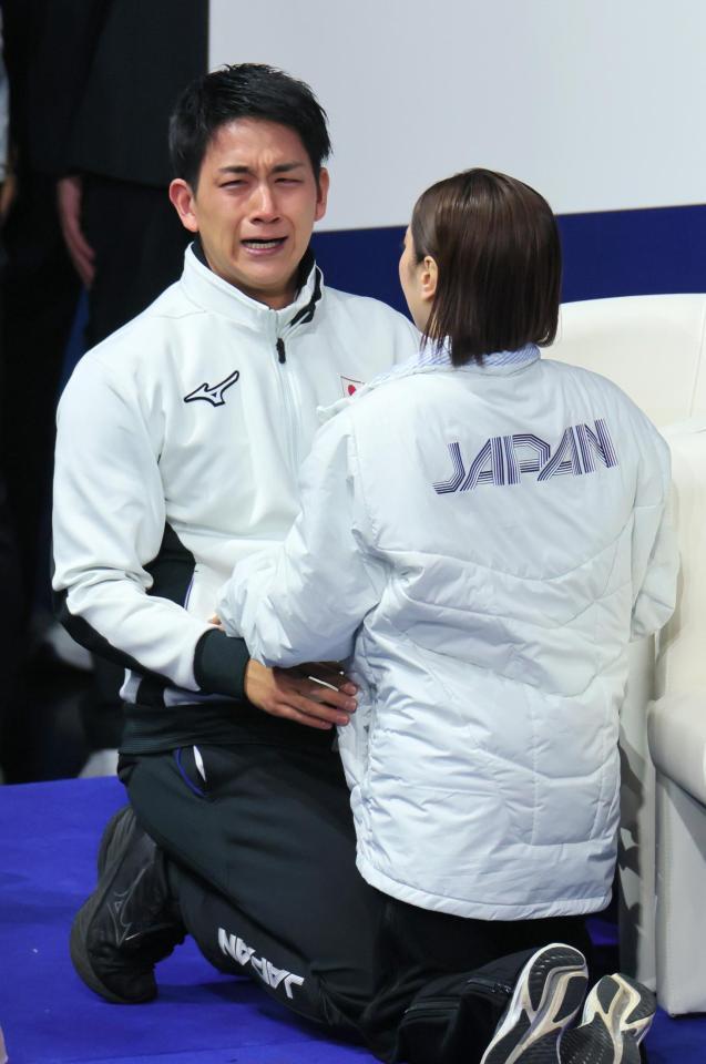 フィギュアスケートペアで金メダルが確定し、涙を流す木原龍一。右は三浦璃来